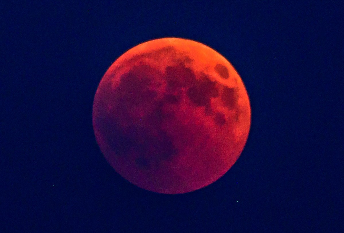 La lluna «de sang», vista des de Manlleu