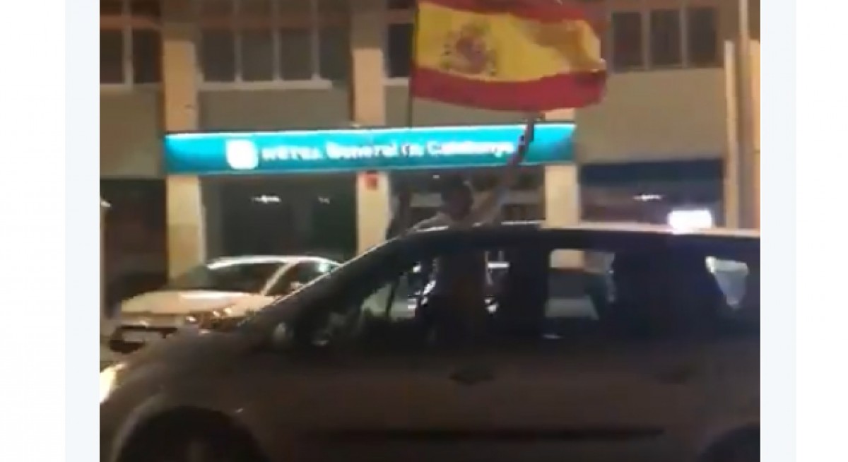Raúl Macià onejant una bandera espanyola des del cotxe poc abans de l'agressió feixista