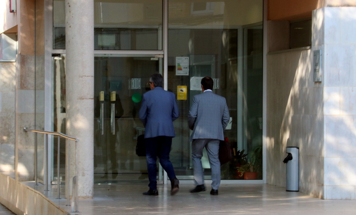 L'exalcalde d'Amposta, Manel Ferré, entra als jutjats acompanyat del seu advocat.