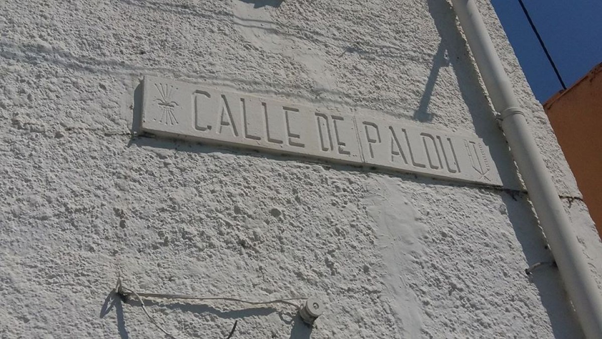 El rètol franquista de la ''Calle de Palou'' s'ha camuflat en la façana de la casa