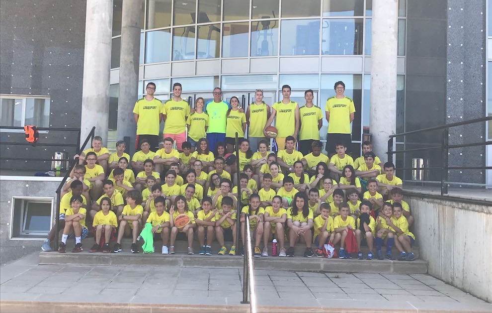 Foto de grup dels participants al campus de bàsquet de Tremp