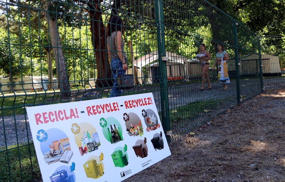 Cartell informatiu de la campanya en un càmping del Sobirà