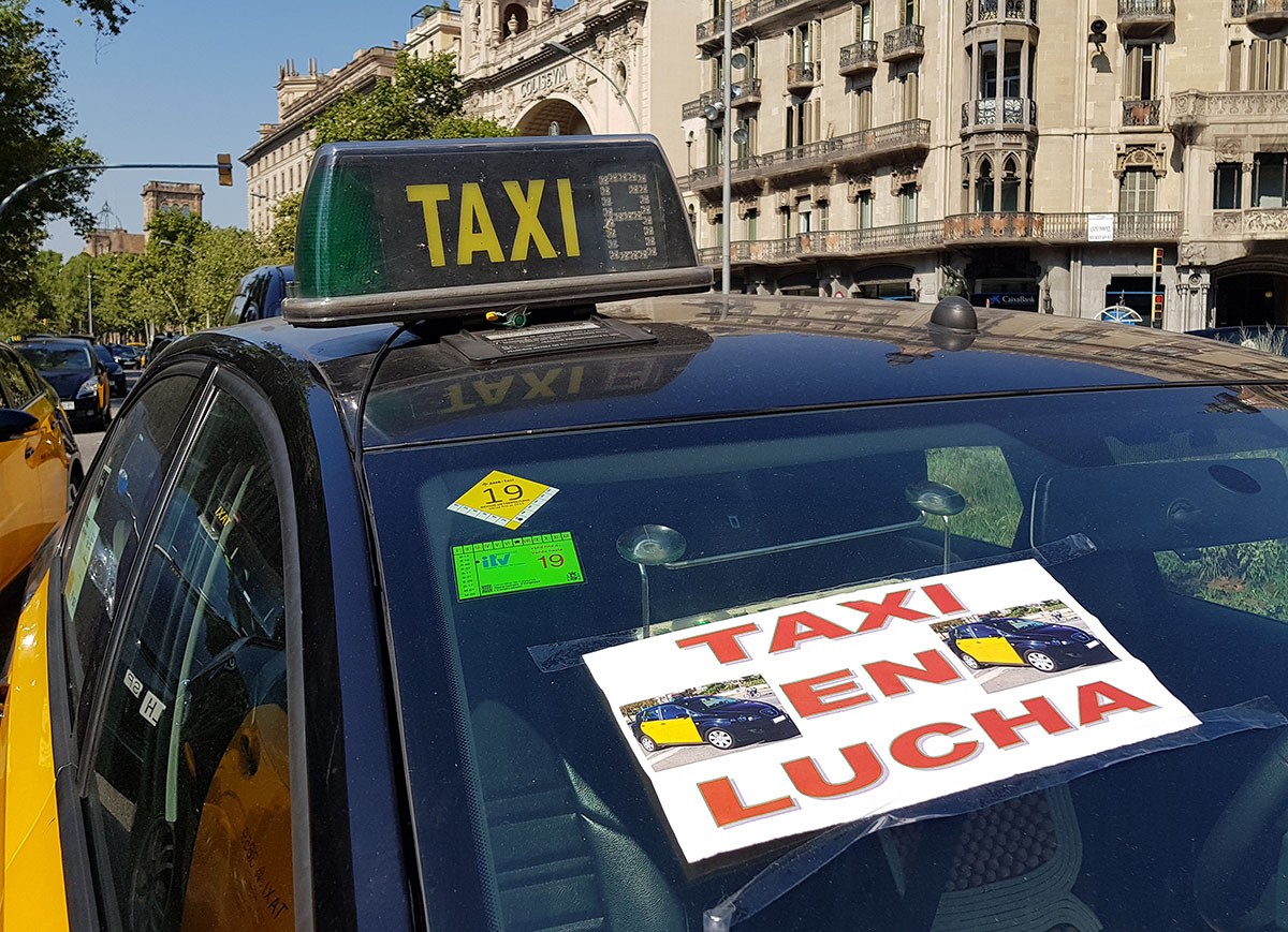 Un cartell en un taxi de Barcelona en vaga el juliol del 2018