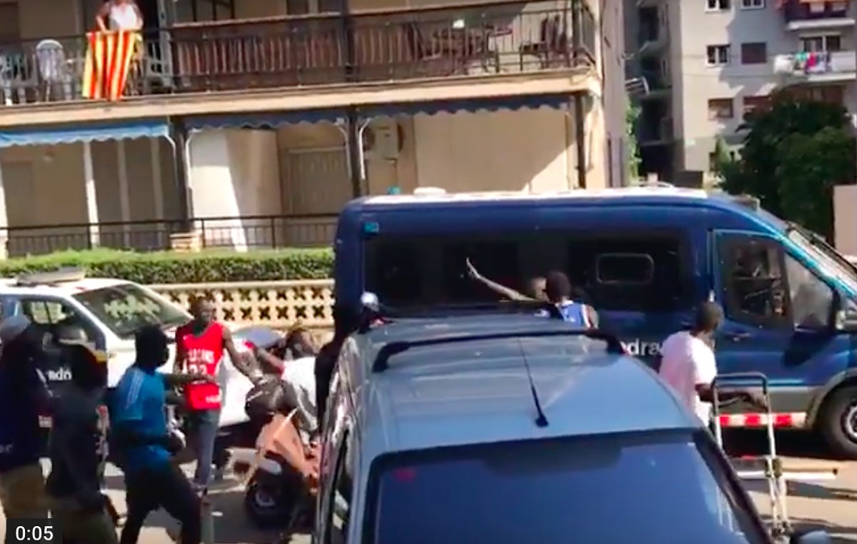 Una captura del vídeo dels enfrontaments entre Mossos i manters a Salou 