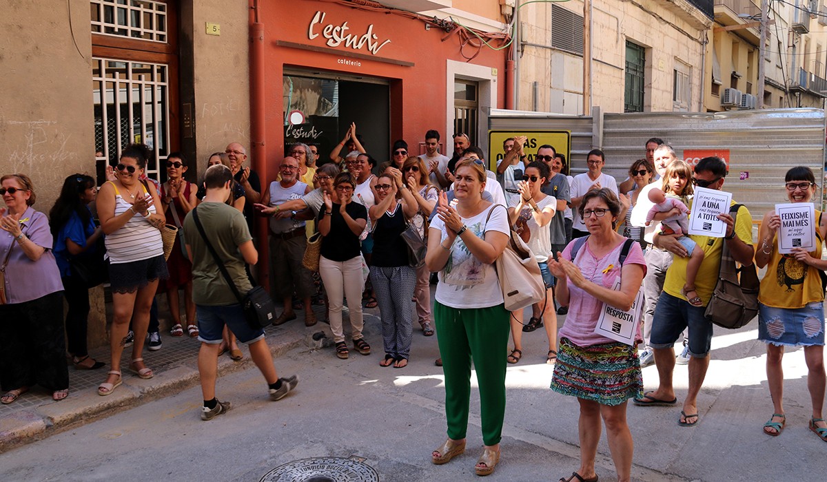 Imatge del passat 1 d'agost de les persones que es van concentrar a les portes del jutjat de Tortosa, aplaudint a la sortida de la denunciant