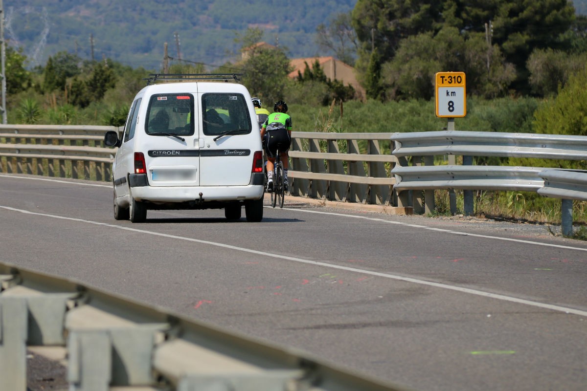 Un grup de ciclistes circulant  pel punt quilomètric 8 de la T-310 entre Riudoms i Montbrió