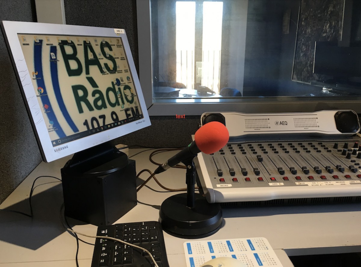 Estudis de l'emissora municipal de Bas Ràdio, a Sant Esteve d'en Bas.