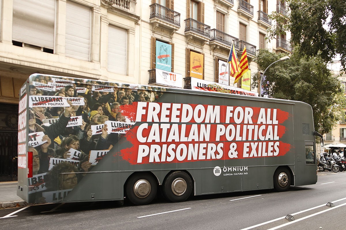 L'autobús de la campanya d'Òmnium dirigida als turistes