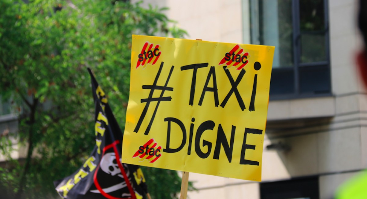 Un cartell durant la vaga de taxis 