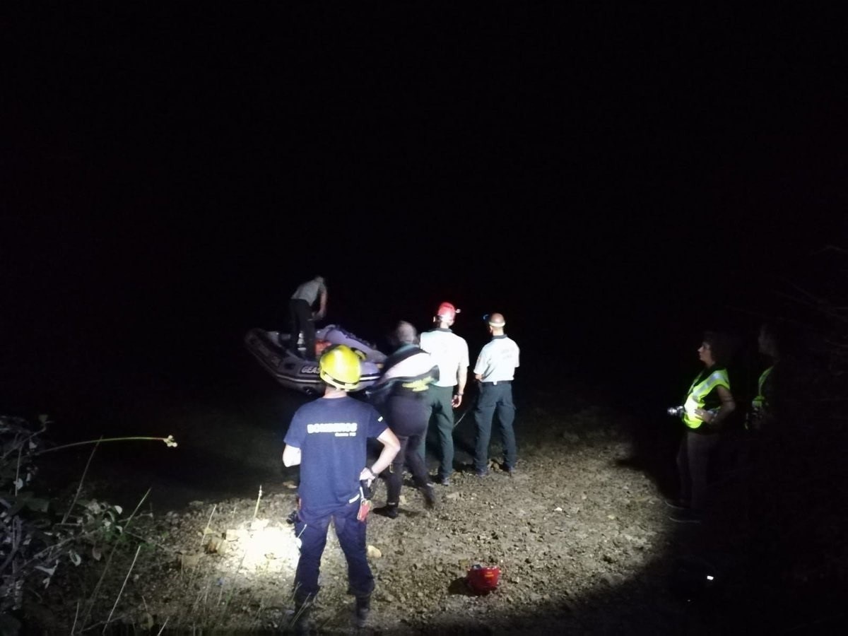 Els equips de rescat treballant per buscar el cos de la dona que va caure a un pantà de Conca