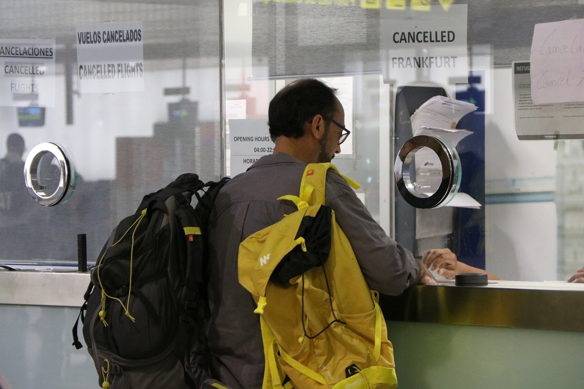 Un passatger afectat per la vaga de Ryanair, aquest matí a l'aeroport del Prat