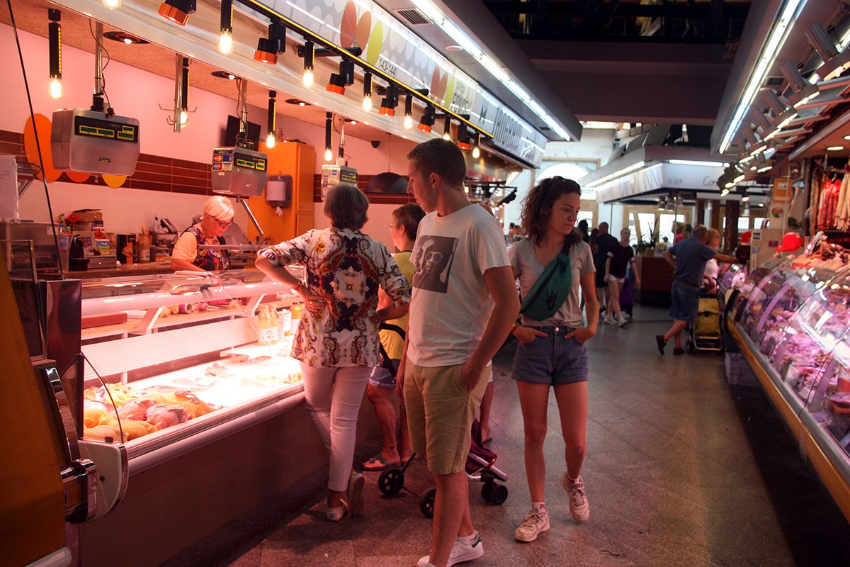 Uns consumidors al mercat de Santa Caterina