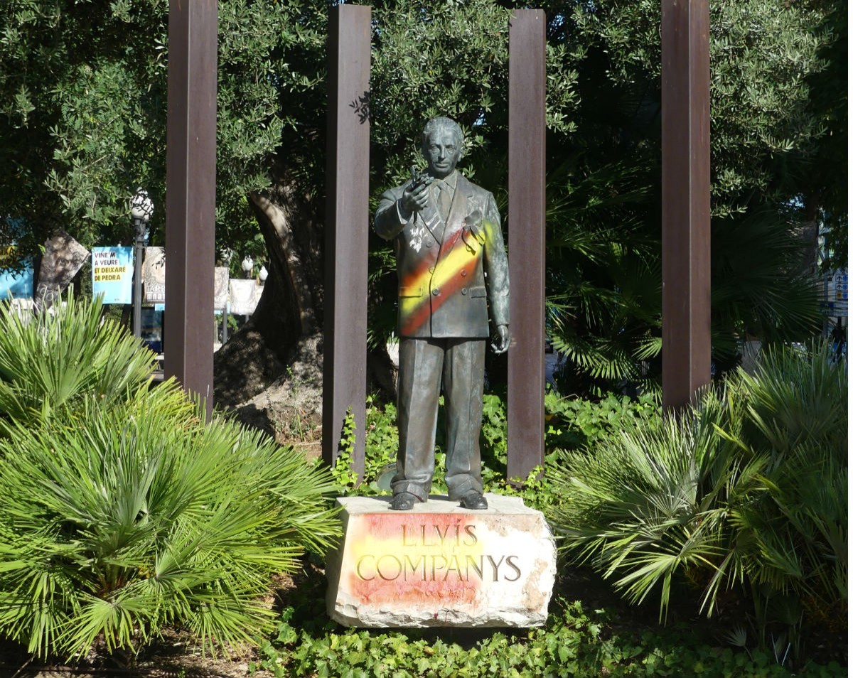 L'estàtua de Lluís Companys pintada amb la bandera espanyola 