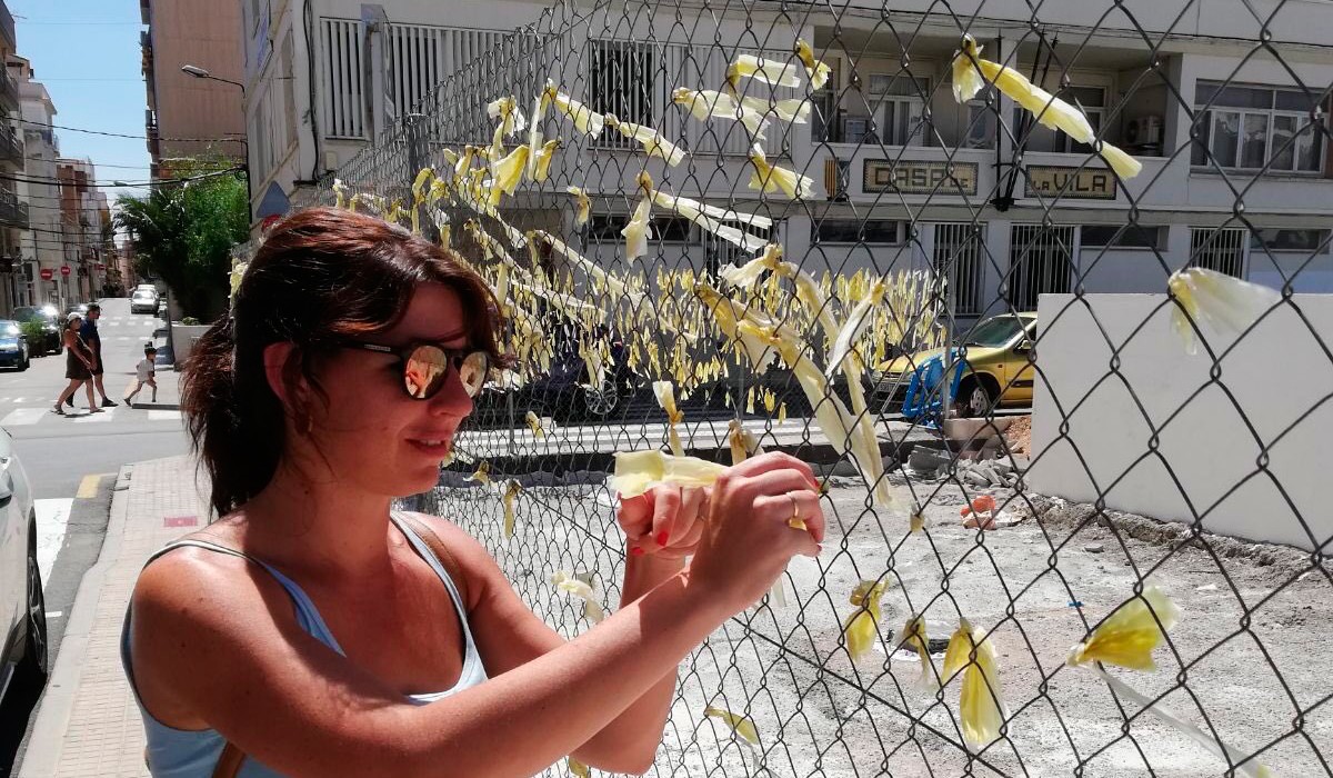 Una regidora d'un poble d'Andalusia traient llaços grocs a l'Ametlla de Mar