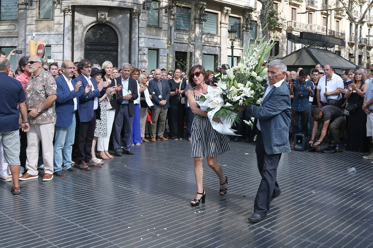 Ofrena floral que ha organitzat l'ACVOT a la Rambla de Barcelona