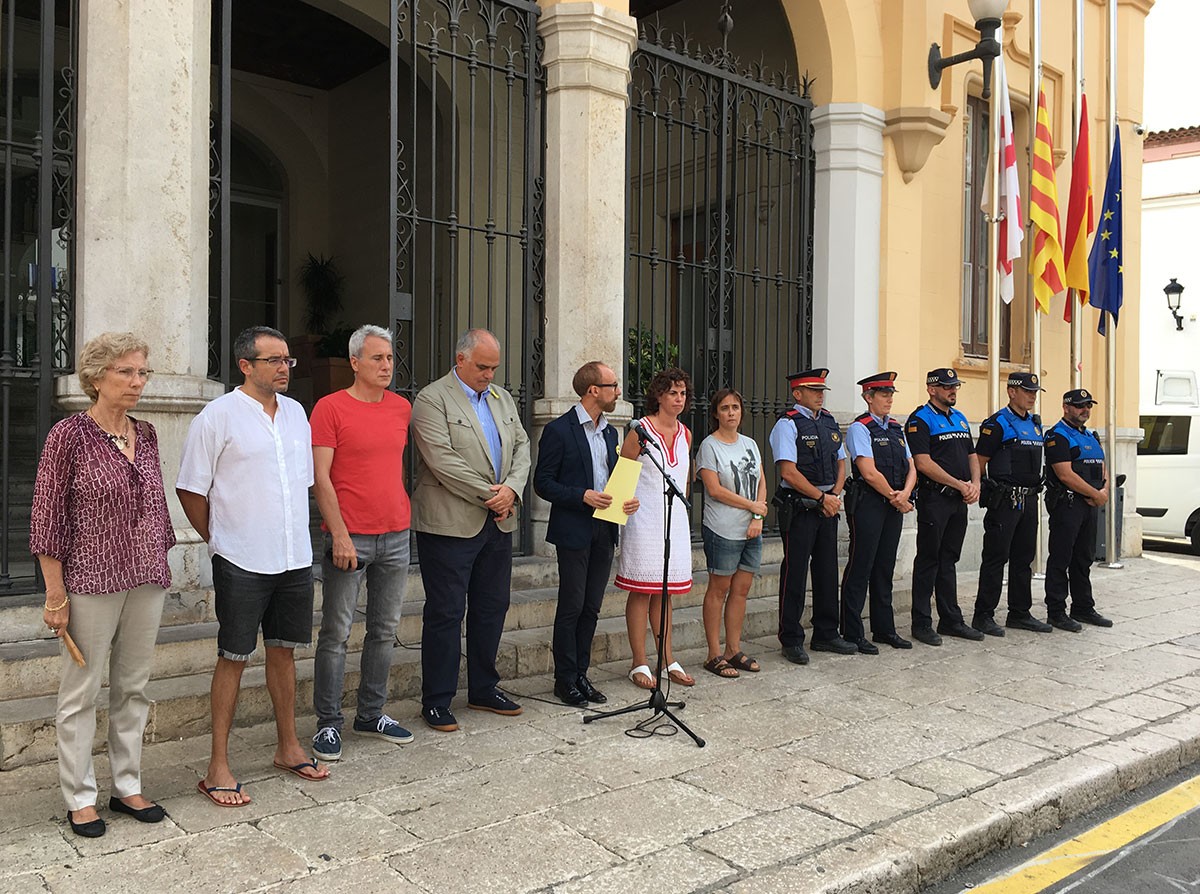 Les autoritats, a les escales de l'Ajuntament de Sitges