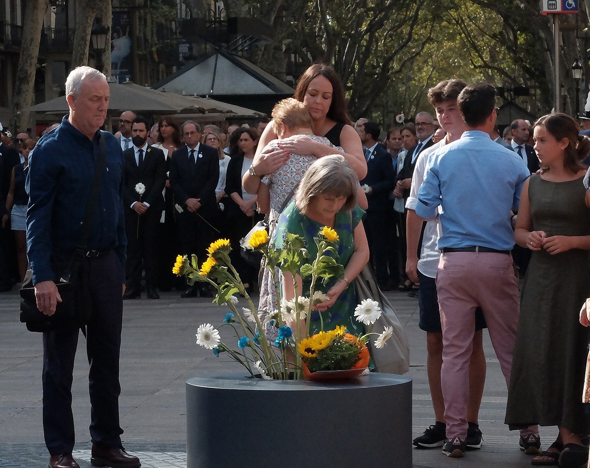 Ofrena floral de les víctimes del 17-A a la Rambla de Barcelona el 2018.