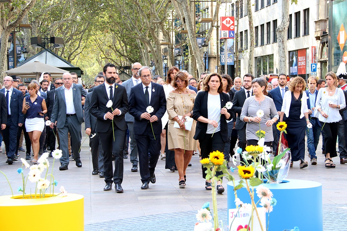 Ofrena floral de Quim Forn, Laura Masvidal i els membres del Govern a la Rambla de Barcelona. 