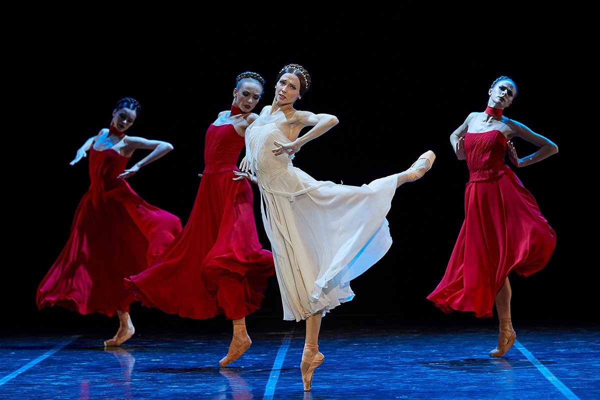 Svetlana Zakharova i altres ballarines del Teatre Bolshoi durant el primer tema de l'espectacle Amore.