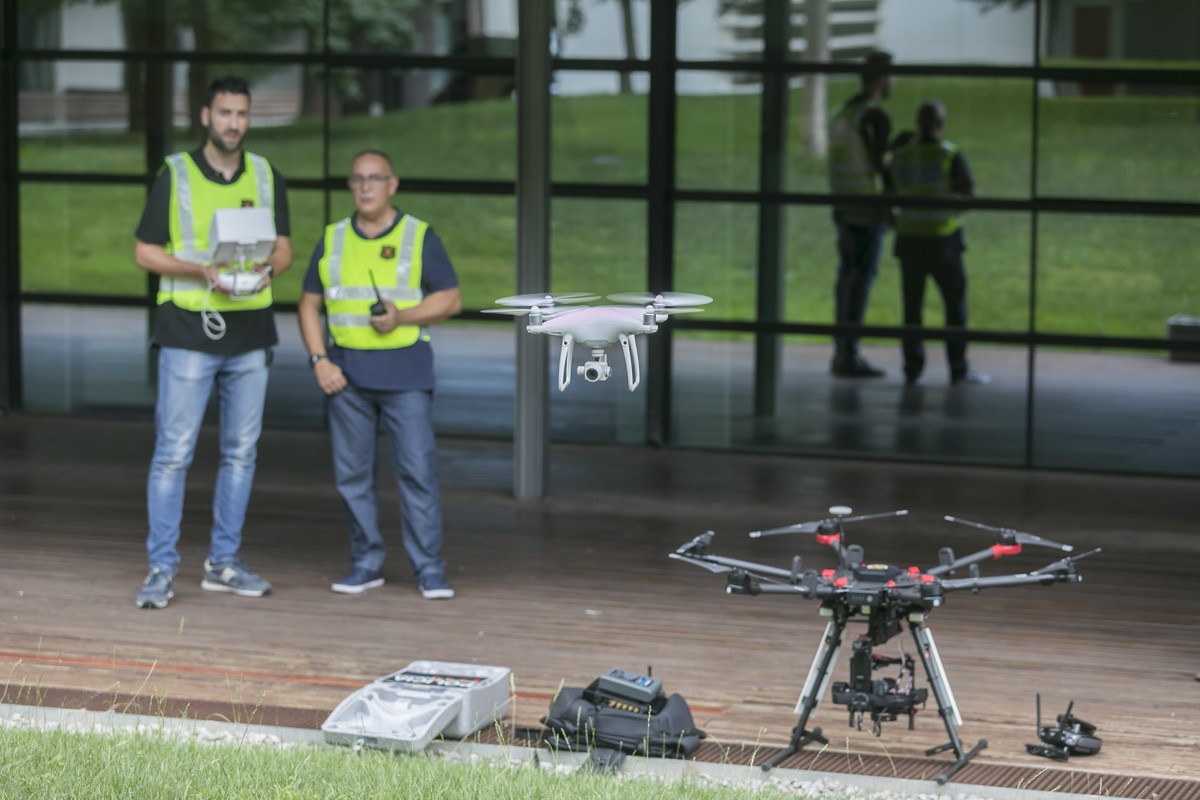 Dos pilots de Mossos fent volar drons al Complex Central 