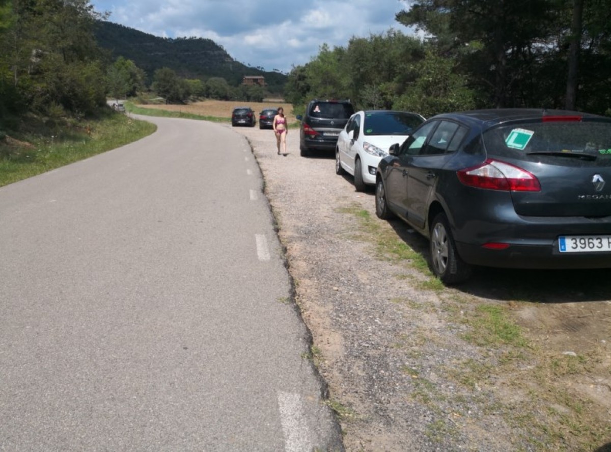 Cotxes aparcats prop del curs fluvial de la riera de Merlès (arxiu).