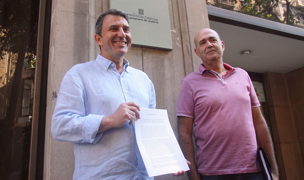 El president de l'Associació Impuls Ciutadà, José Domingo, i el vicepresident, Carlos Silva davant el TSJC este dimecres.