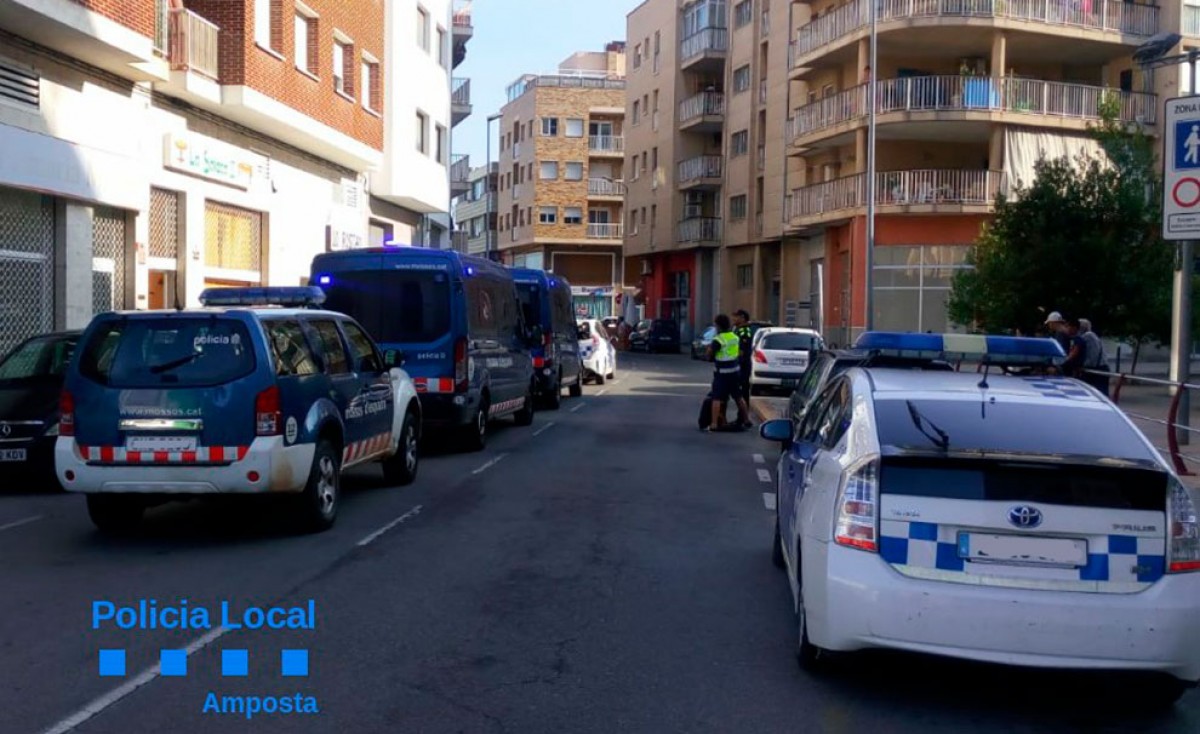 El dispositiu policial desplegat este divendres a la tarda, al carrer Barcelona.