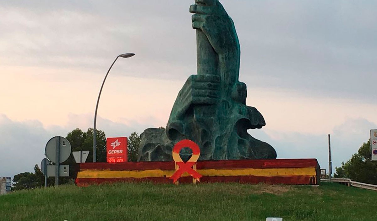 La pintada roja a la base del monument i al llaç.