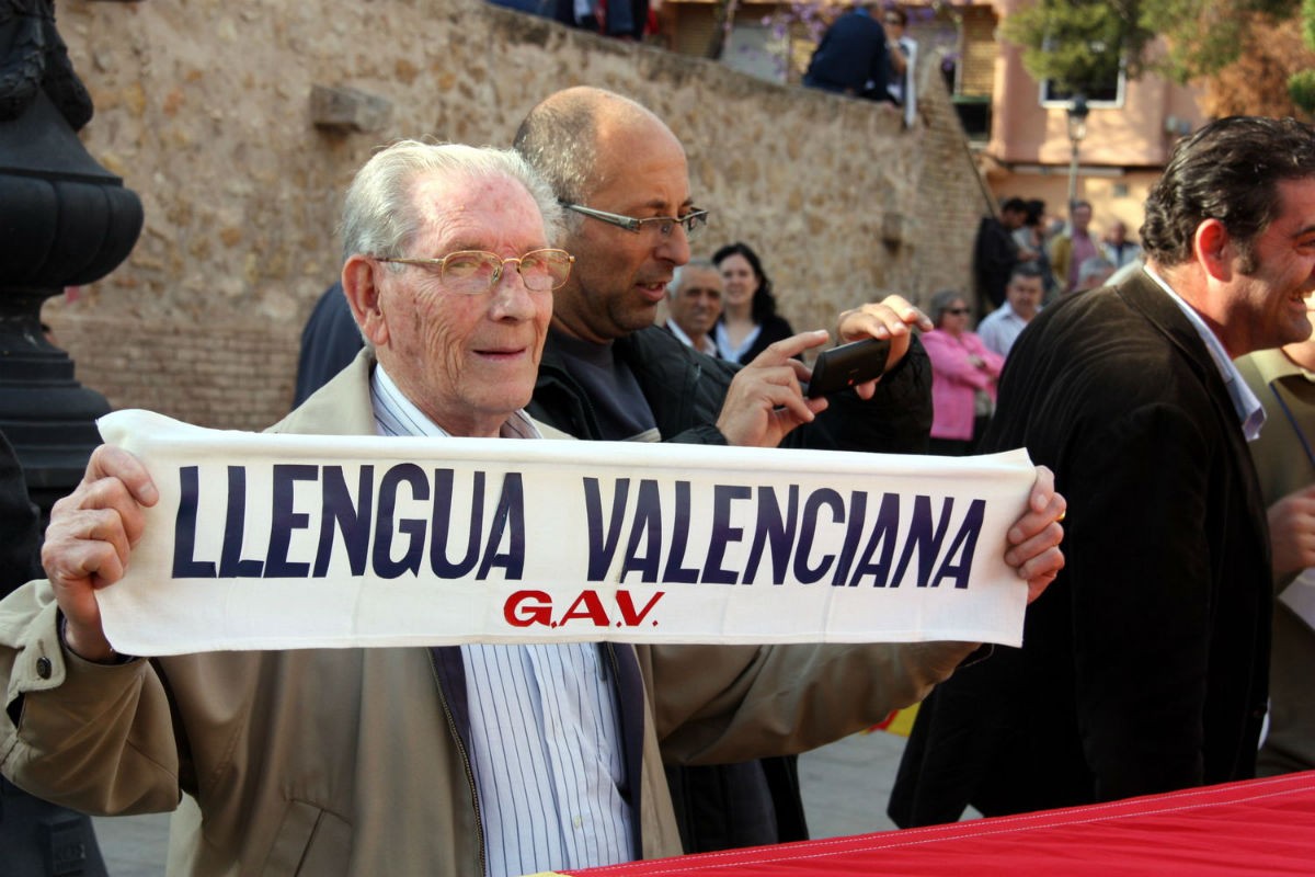 Manifestant pel reconeixement del valencià com a llengua diferenciada.