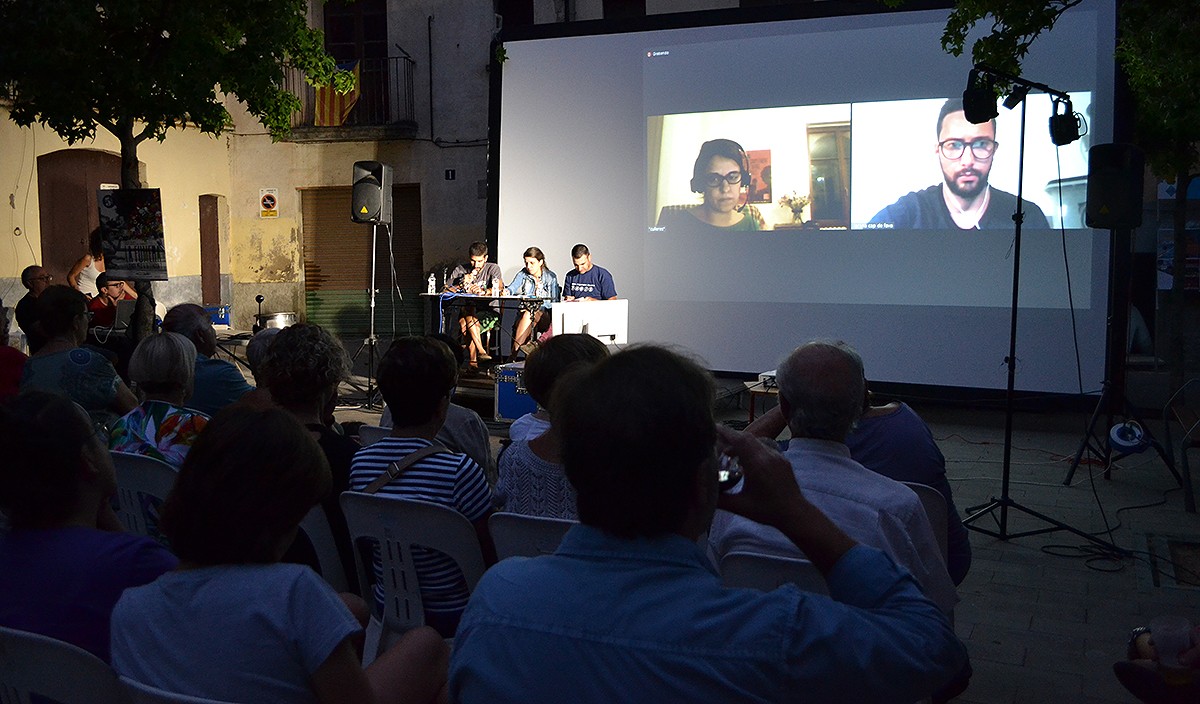 Taula Rodona a Sallent, amb Anna Gabriel i Josep Valtonyc a la pantalla gegant