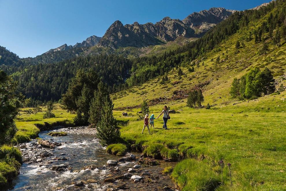 Una família passejant pel Parc Natural de l’Alt Pirineu