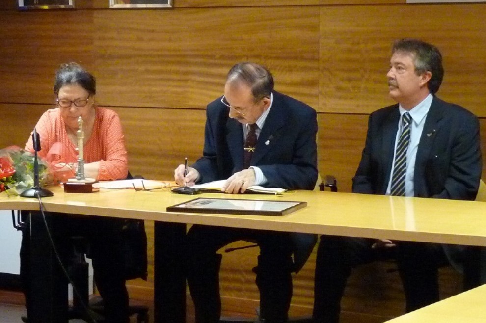Maldonado signant el llibre d’honor del consistori el dia del nomenament