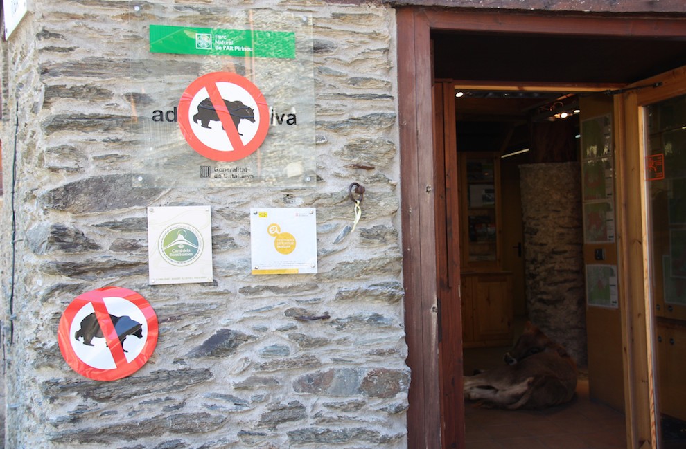 Enganxines de protesta, dilluns, a la seu del Parc Natural de l’Alt Pirineu a Llavorsí