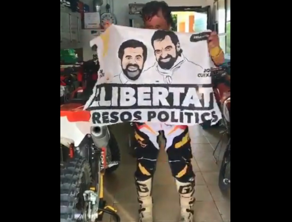 Un fragment del vídeo en què el protagonista critica una pancarta de suport als presos polítics.
