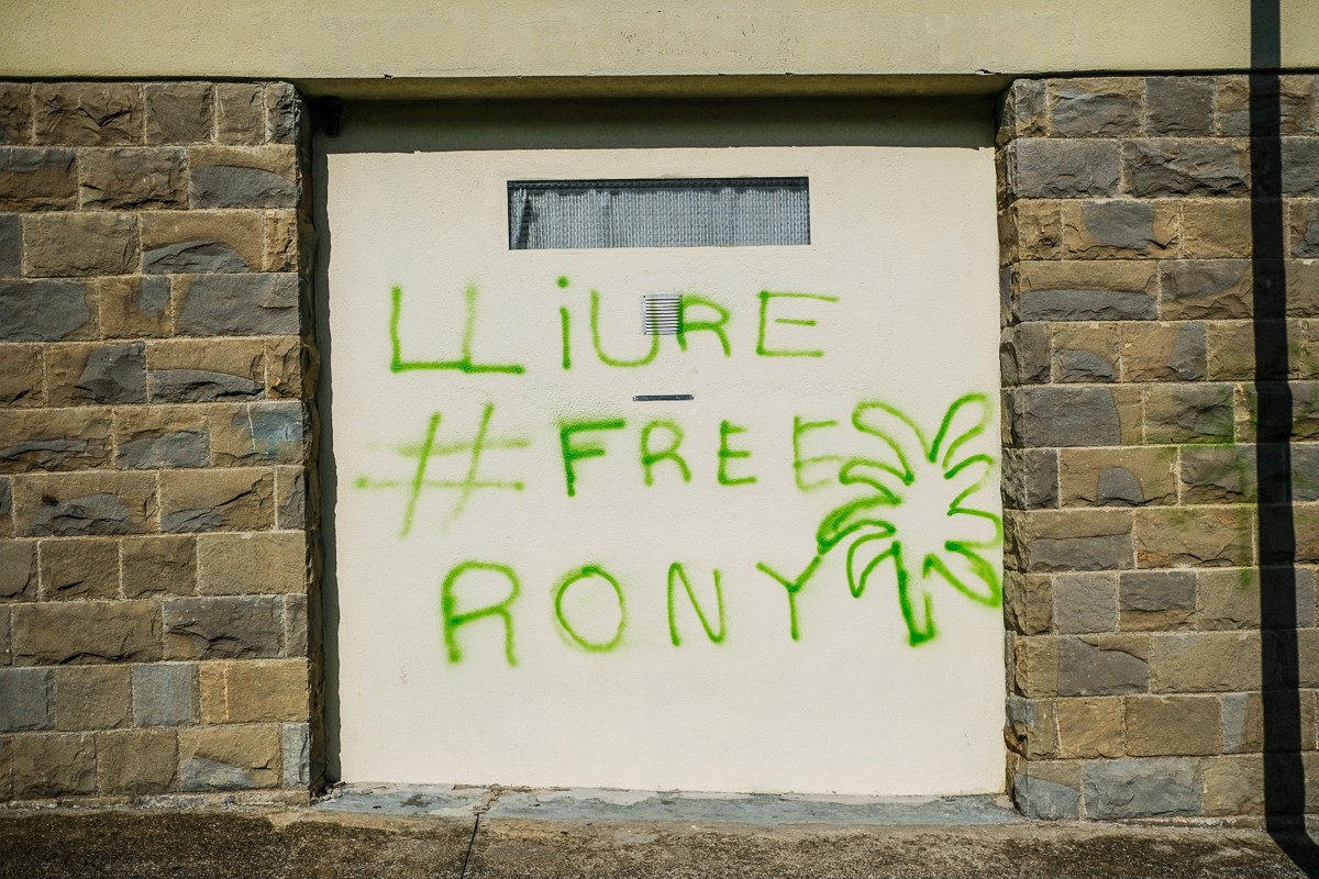 Una de les pintades a la façana de l'institut que demana la llibertat del jove empresonat.