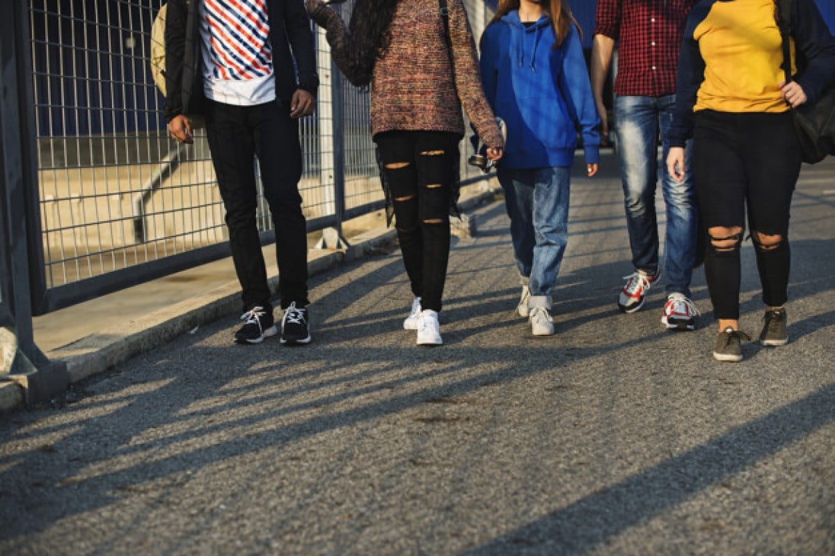 Un grup d'adolescents caminant, en una imatge d'arxiu