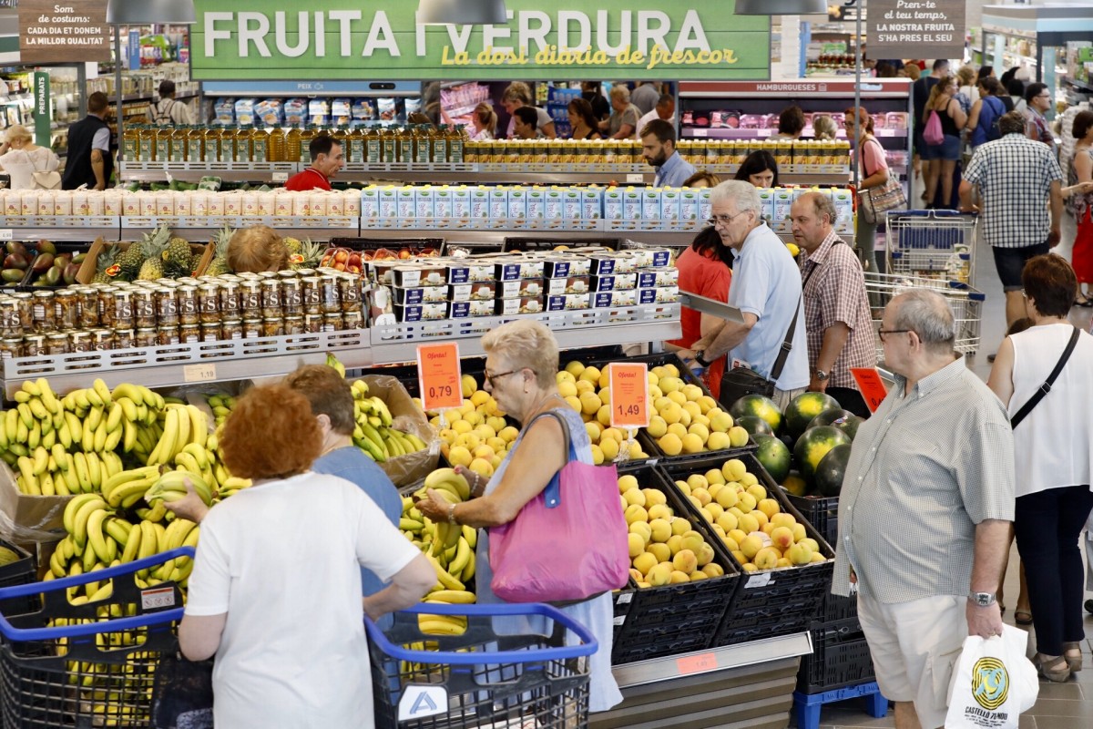 Secció de fruita i verdura d'un supermercat de Sabadell.