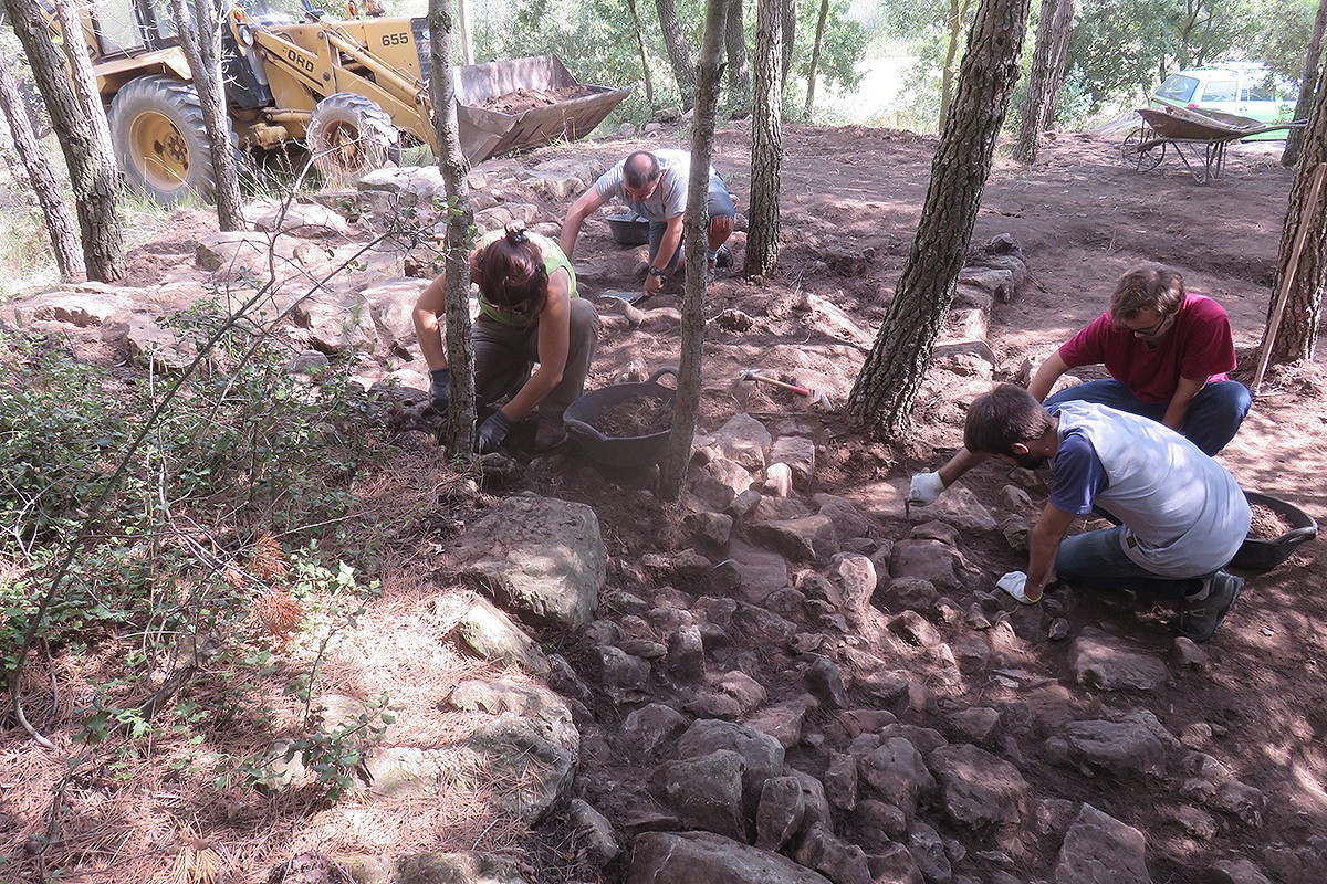 Un grup de voluntaris durant l'excavació a l'entorn del Dolmen de Betlem, a Fals