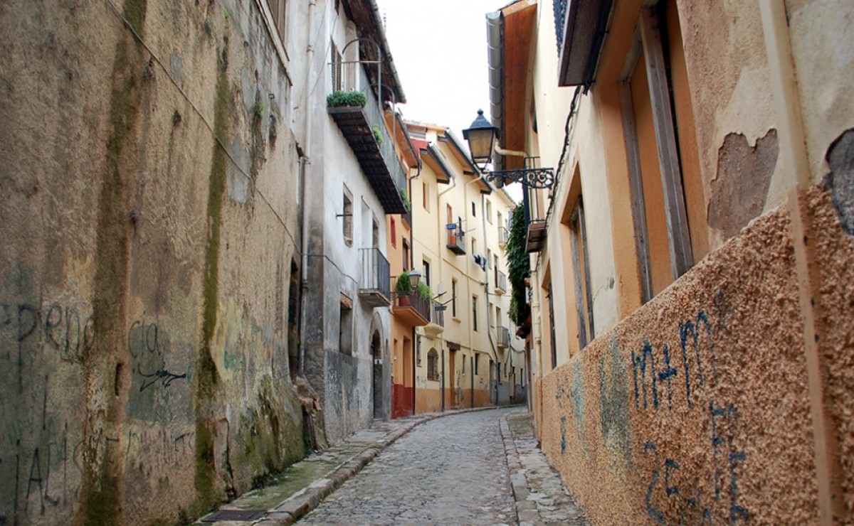 Un dels carrers del centre històric de Berga (arxiu).