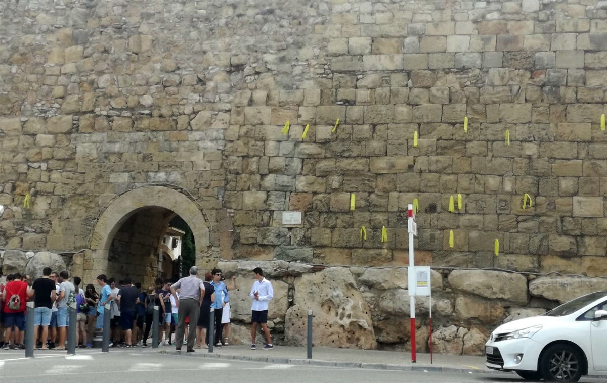 Els llaços grocs que hi havia a la muralla romana, al Portal del Roser, aquest dissabte 