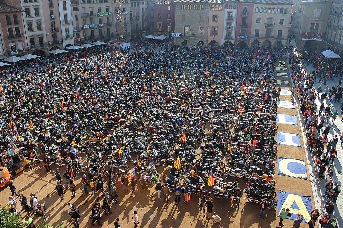 Els «motards» independentistes cada any omplien la plaça de Vic per la Diada