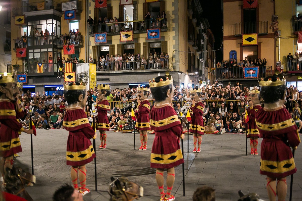 El ball amb tots els elements de les Festes del TUra va congregar una gernació a la plaça Major.