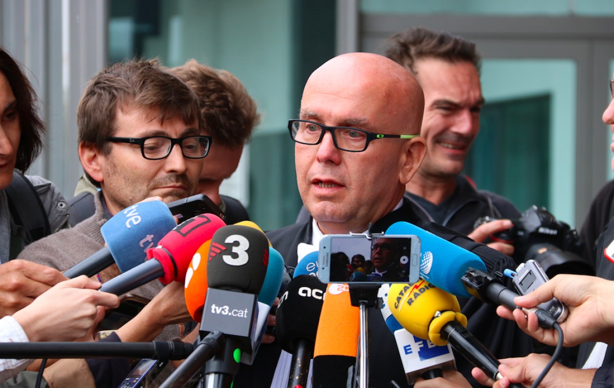 Gonzalo Boye, atenent els mitjans en imatge d'arxiu