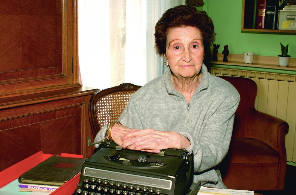 Enriqueta Gallinat amb la vella Olivetti amb què solia escriure.