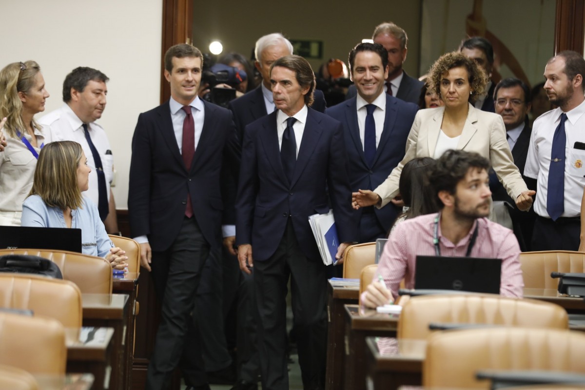 José María Aznar arriba al Congrés envoltat de la cúpula del PP