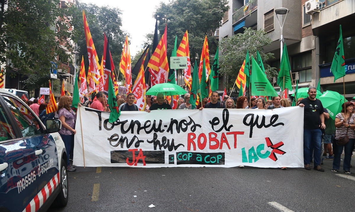 Concentració de treballadors i treballadores de la Funció Pública i delegats sindicals davant el Departament de Treball de la Generalitat.
