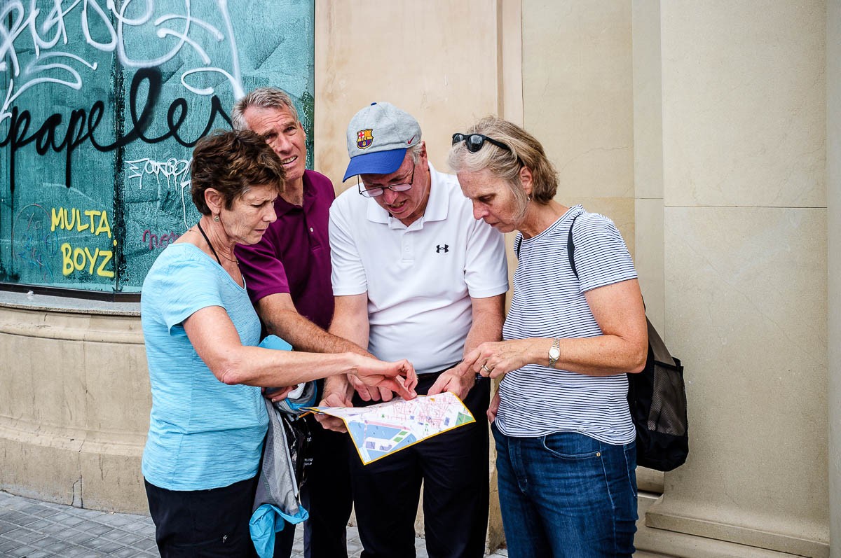 Un grup de turistes, a plaça Catalunya, consultant un mapa de la ciutat.