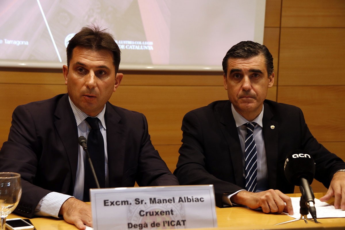 El president del Consell de l'Advocacia Catalana, Julio Naveira, en roda de premsa amb el degà del Col·legi d'Advocats de Tarragona, Manel Albiac