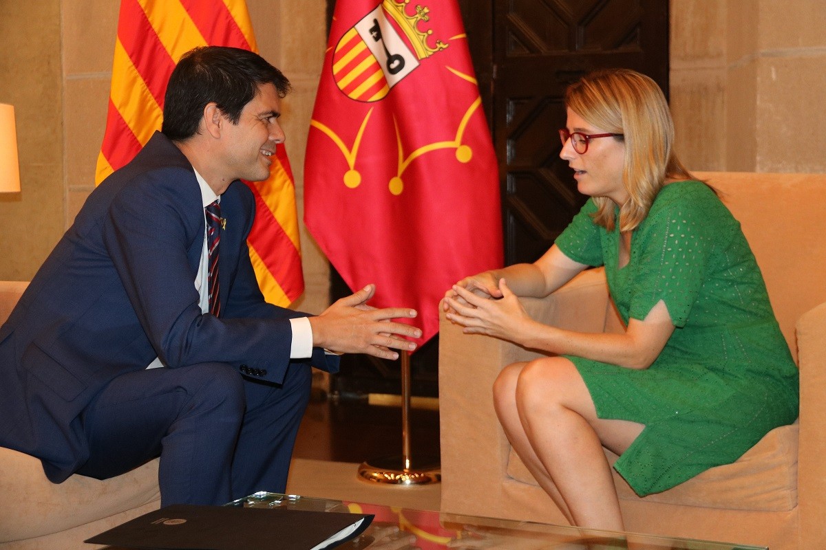 La consellera de la Presidència i portaveu del Govern, Elsa Artadi, i el president de la Diputació de Barcelona, Marc Castells, durant la reunió al Palau de la Generalitat aquest divendres.