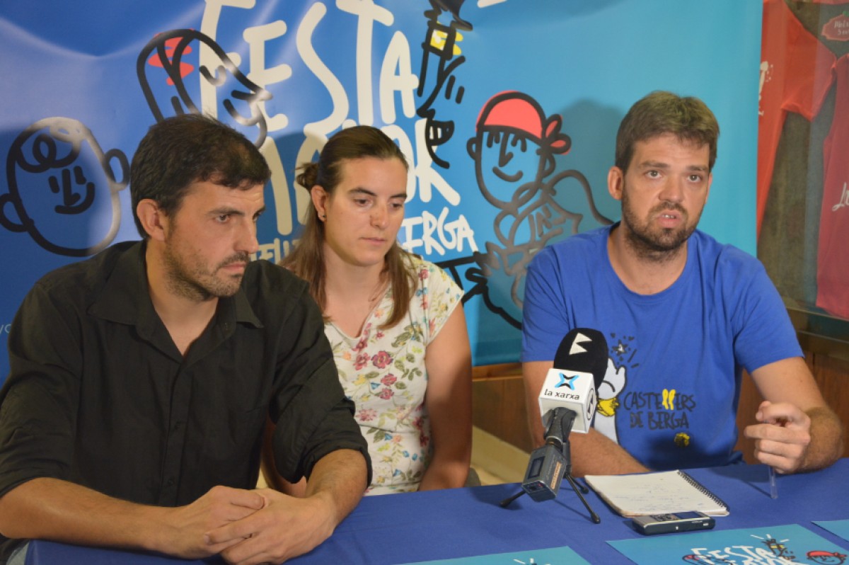 Roda de premsa dels Castellers de Berga aquest divendres davant del local dels de la camisa blava.